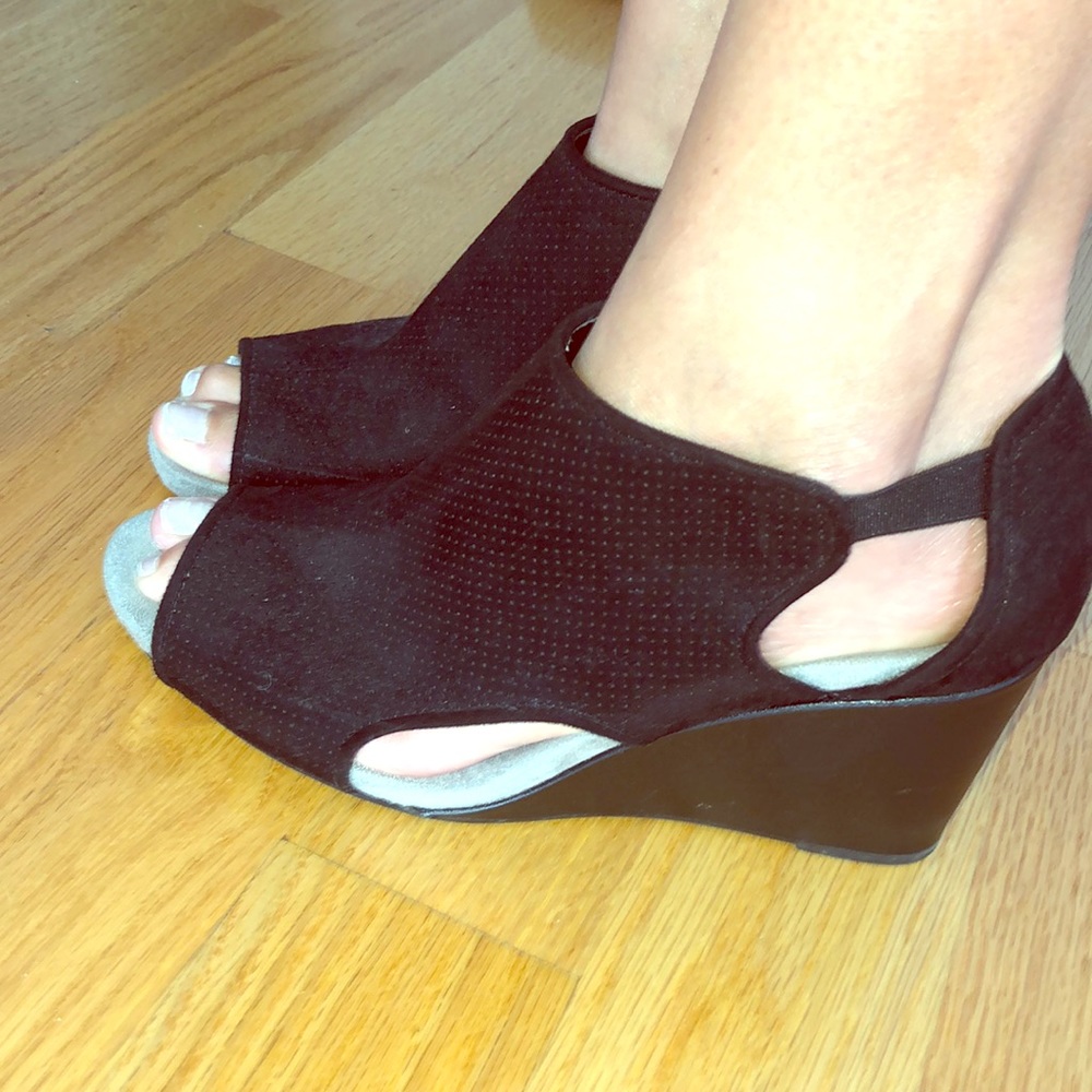 🌳🌳Life stride wedges so comfy 🌳🌳 black suede